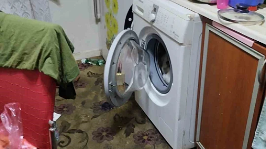 Rögar tıkandı, vatandaşın evi atık suyla doldu