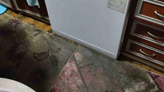 Rögar tıkandı, vatandaşın evi atık suyla doldu
