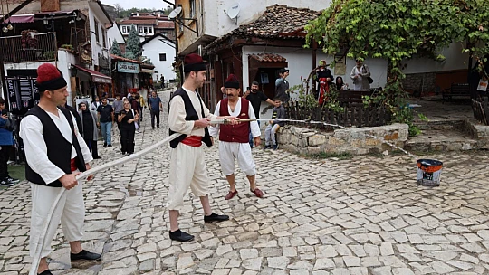 Safranbolu'da itfaiyeciler tulumbacı kıyafetleriyle turistlerin dikkatini çekti