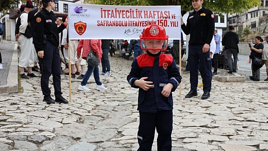 Safranbolu'da itfaiyeciler tulumbacı kıyafetleriyle turistlerin dikkatini çekti