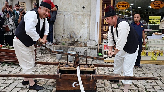 Safranbolu'da itfaiyeciler tulumbacı kıyafetleriyle turistlerin dikkatini çekti