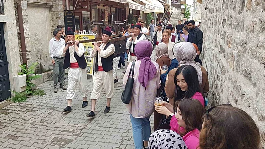 Safranbolu'da itfaiyeciler tulumbacı kıyafetleriyle turistlerin dikkatini çekti