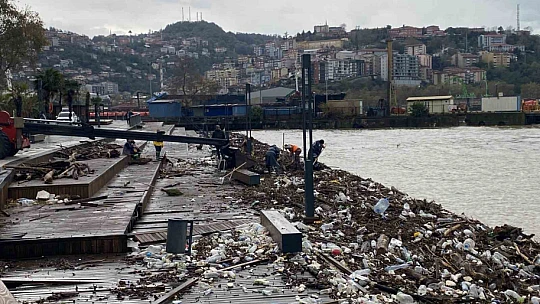 Sağanak sonrası Zonguldak sahilinde kirlilik oluştu