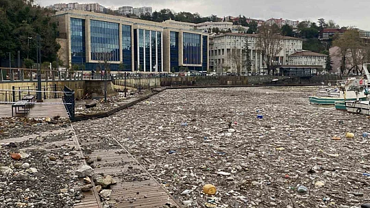 Sağanak sonrası Zonguldak sahilinde kirlilik oluştu