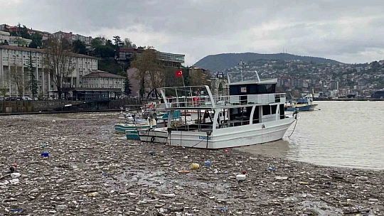 Sağanak sonrası Zonguldak sahilinde kirlilik oluştu