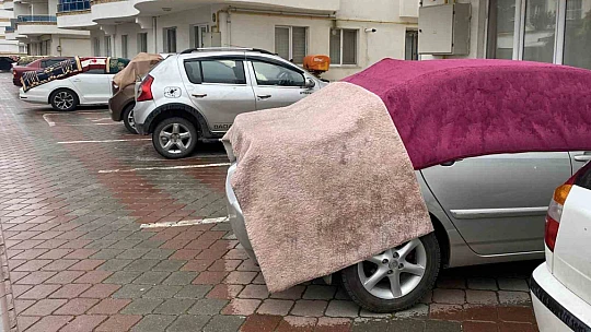 Uyarı yapılan Kastamonu'da araçlara battaniye ve halılı koruma