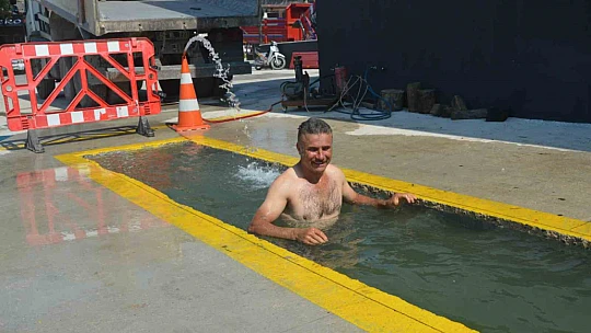 Sanayi esnafı tamir kanalını havuza çevirdi
