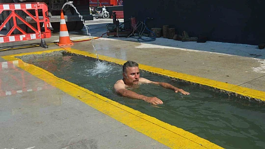 Sanayi esnafı tamir kanalını havuza çevirdi