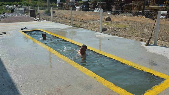 Sanayi esnafı tamir kanalını havuza çevirdi