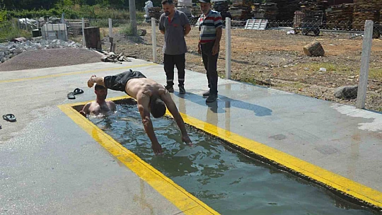 Sanayi esnafı tamir kanalını havuza çevirdi