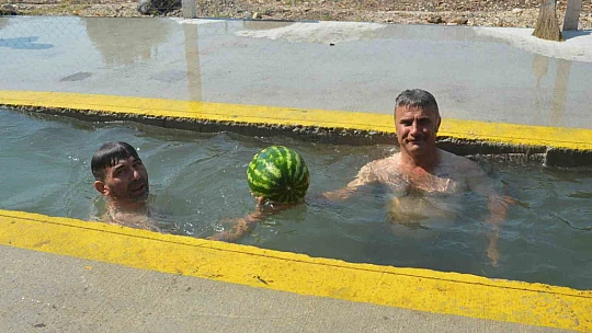 Sanayi esnafı tamir kanalını havuza çevirdi
