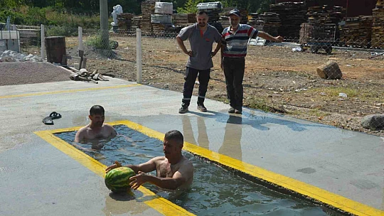 Sanayi esnafı tamir kanalını havuza çevirdi