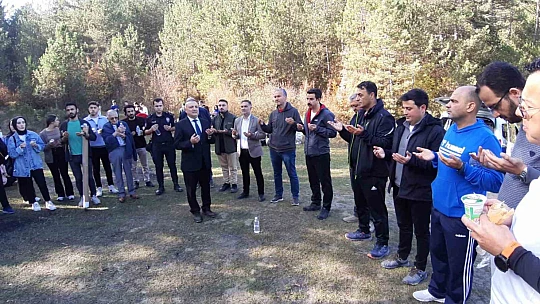 Şehitler için 4 kilometre yürüdüler