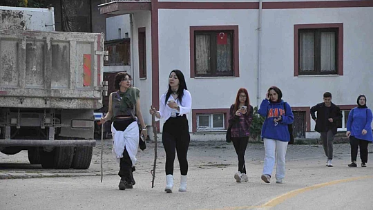 Şehitler için 4 kilometre yürüdüler