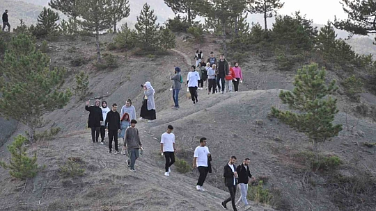 Şehitler için 4 kilometre yürüdüler