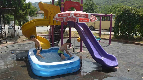 Sıcaklardan bunalan 12 yaşındaki Kayra, kendi aquparkını yaptı