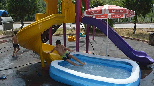 Sıcaklardan bunalan 12 yaşındaki Kayra, kendi aquparkını yaptı