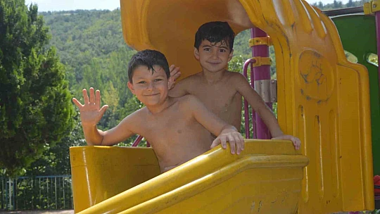 Sıcaklardan bunalan 12 yaşındaki Kayra, kendi aquparkını yaptı