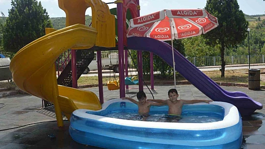 Sıcaklardan bunalan 12 yaşındaki Kayra, kendi aquparkını yaptı