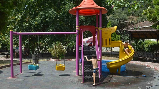 Sıcaklardan bunalan 12 yaşındaki Kayra, kendi aquparkını yaptı