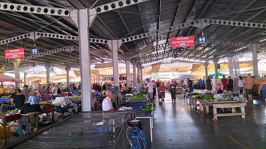 Sıcaklardan semt pazarı da etkilendi, pazar tezgahları boş kaldı