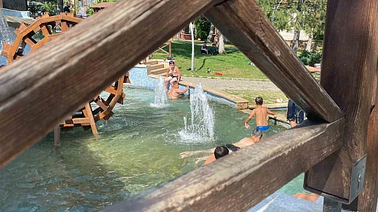 Çocuklar süs havuzunda serinledi
