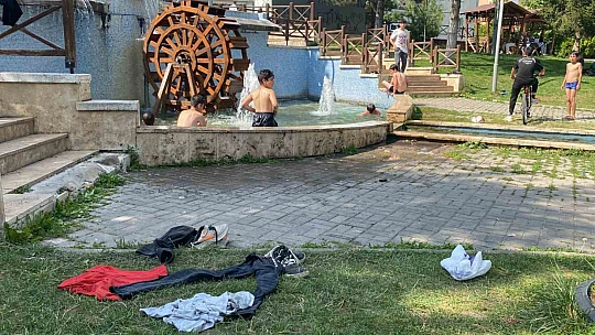 Çocuklar süs havuzunda serinledi
