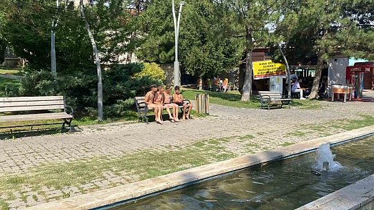 Çocuklar süs havuzunda serinledi