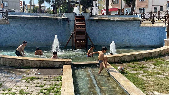 Çocuklar süs havuzunda serinledi