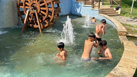 Çocuklar süs havuzunda serinledi