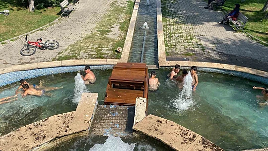 Çocuklar süs havuzunda serinledi