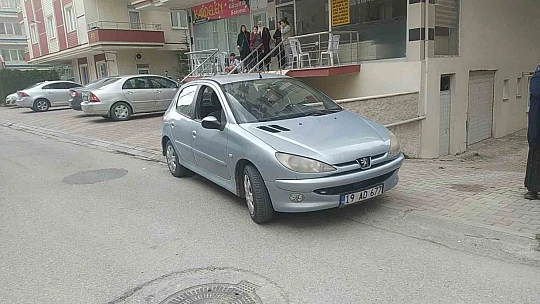 Sokak'ta oynayan çocuğa otomobil çarptı