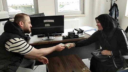 Sokakta bulduğu dolarları sahibine ulaştırdı