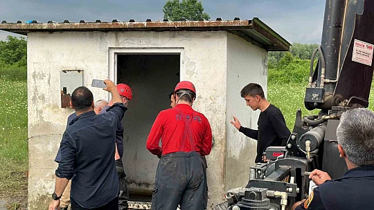 Su kuyusuna düşen ineklere kurtarma operasyonu