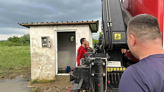 Su kuyusuna düşen ineklere kurtarma operasyonu