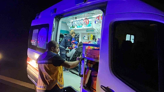 TEM'de bariyerlere çarpan otomobil hurdaya döndü: 3 yaralı