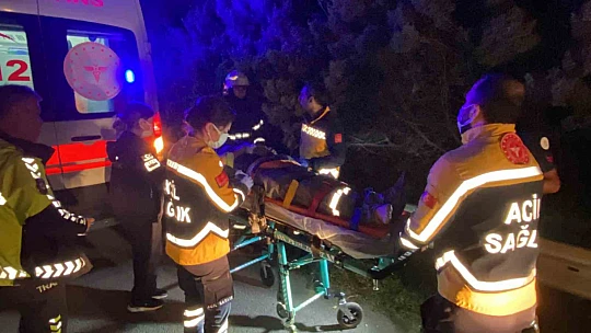 TEM'de bariyerlere çarpan otomobil hurdaya döndü: 3 yaralı
