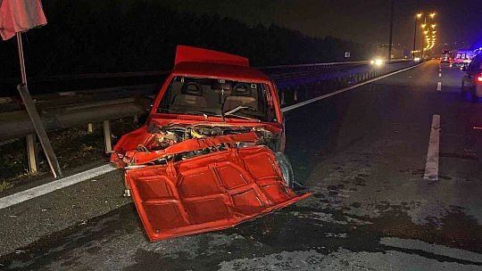 TEM'de bariyerlere çarpan otomobil hurdaya döndü: 3 yaralı