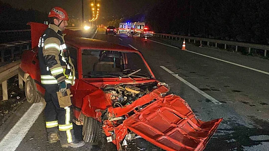 TEM'de bariyerlere çarpan otomobil hurdaya döndü: 3 yaralı