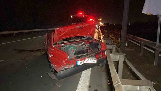TEM'de bariyerlere çarpan otomobil hurdaya döndü: 3 yaralı