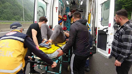 TEM'de feci kaza: Otomobil paramparça oldu, sıkışan sürücü dakikalarca telefonda konuştu
