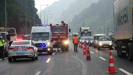 TEM'de feci kaza: Otomobil paramparça oldu, sıkışan sürücü dakikalarca telefonda konuştu