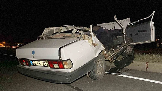 Tıra arkadan çarpan otomobilin tavanı koptu: 1 ağır yaralı