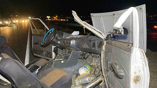 Tıra arkadan çarpan otomobilin tavanı koptu: 1 ağır yaralı
