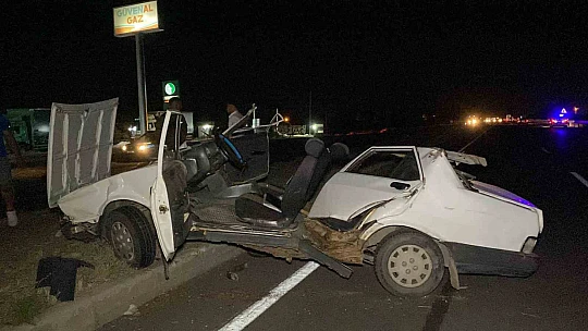 Tıra arkadan çarpan otomobilin tavanı koptu: 1 ağır yaralı