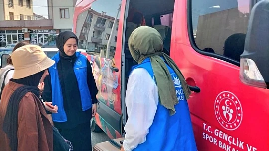 Üniversiteye gelen gençleri Yazıcı karşıladı