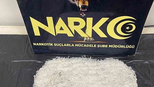 Uyuşturucu yol kenarına atıp kaçmaya çalıştılar