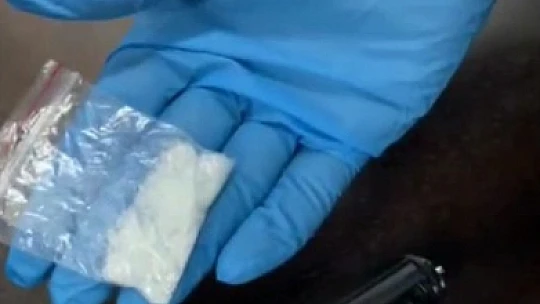 Uyuşturucuyu el fenerine zulaladı, polisin dikkatinden kaçmadı