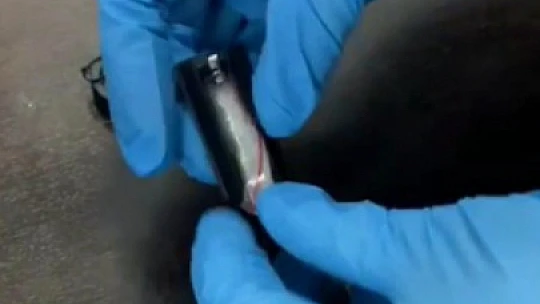 Uyuşturucuyu el fenerine zulaladı, polisin dikkatinden kaçmadı