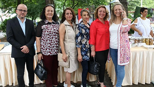 Polis Eşleri Derneğinden Çeşm-i Cihan'da Kermes